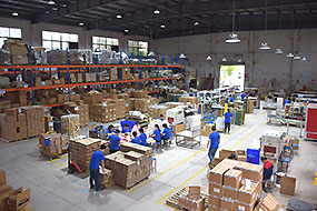 昆山制服丝袜无码视频在线网站(cǎi)預成型反光標線帶生產車間 昆山制服丝袜无码视频在线网站預成(chéng)型反光標線帶生產車間(jiān)